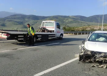 Otomobil bariyerlere çarptı motor bloğu savruldu