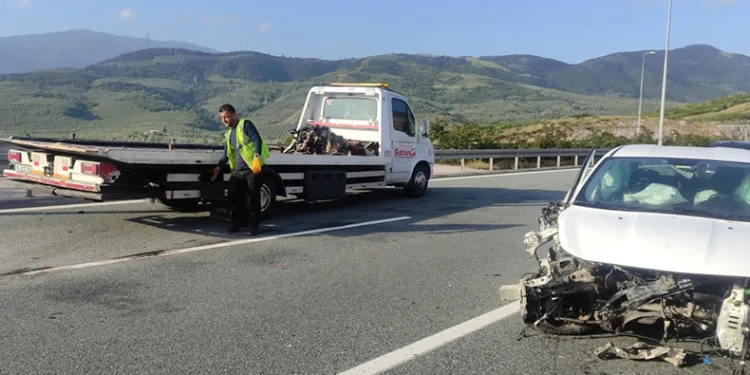 Otomobil bariyerlere çarptı motor bloğu savruldu