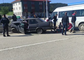 İşçi servisi ile otomobil çarpıştı