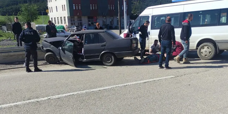 İşçi servisi ile otomobil çarpıştı