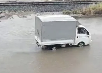Tarsus sağanak yağmurda sular altında kaldı