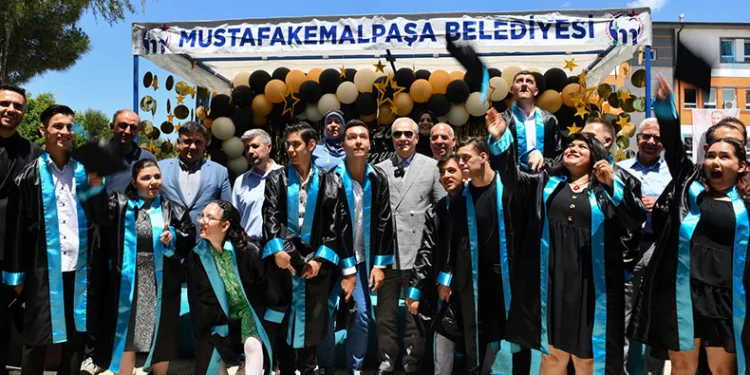 Başkan Erdem öğrencileri yalnız bırakmadı