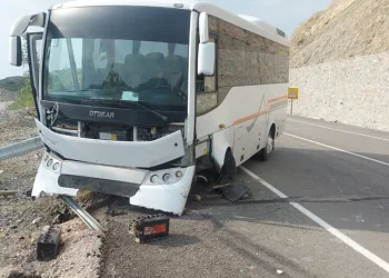 Midibüs bariyerlere çarptı: 2 yaralı