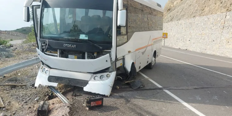 Midibüs bariyerlere çarptı: 2 yaralı