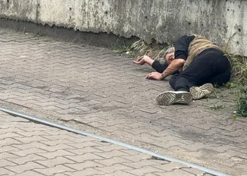 Sokak ortasında baygınlık geçirdi