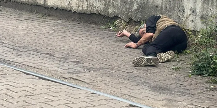 Sokak ortasında baygınlık geçirdi