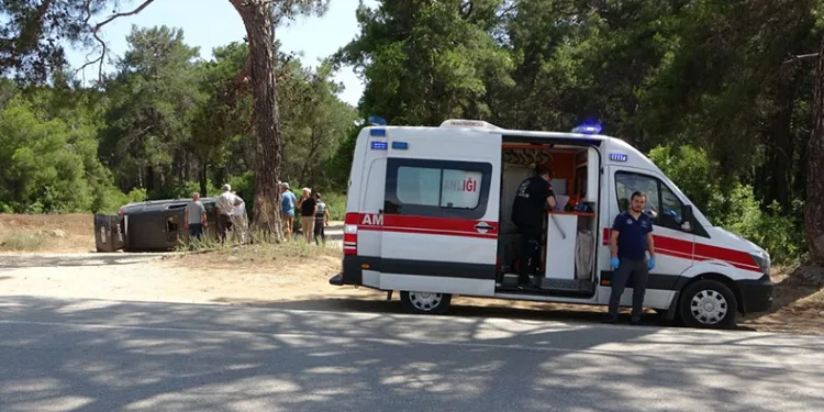 Virajı alamayan otomobil takla attı