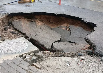 Şiddetli yağışta bazı yollar çöktü