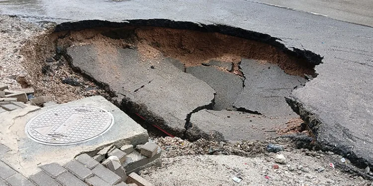 Şiddetli yağışta bazı yollar çöktü