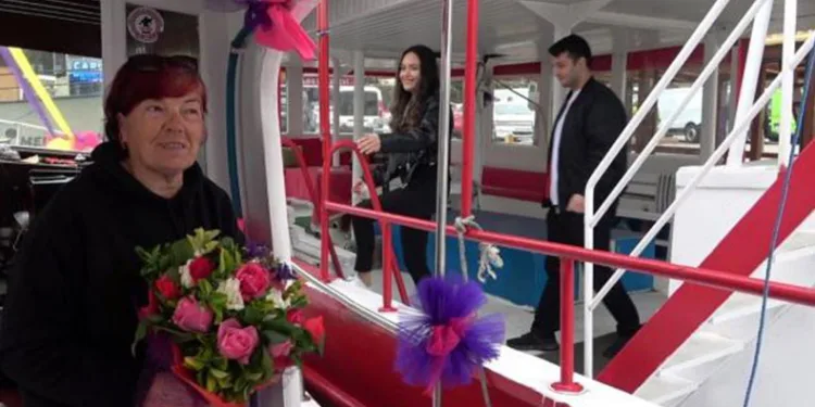 Deniz üstünde sürpriz evlilik teklifi