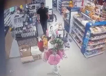 Akaryakıt istasyonundan hırsızlık güvenlik kameralarına yansıdı
