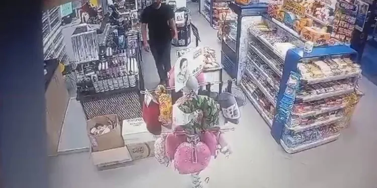Akaryakıt istasyonundan hırsızlık güvenlik kameralarına yansıdı
