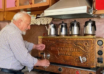 Çocuklarının büyüdüğü çay ocağında, çocuklarının yardımcısı oldu