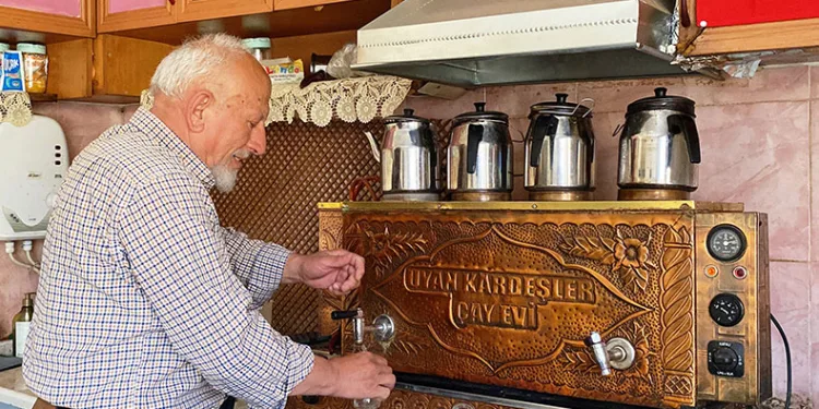 Çocuklarının büyüdüğü çay ocağında, çocuklarının yardımcısı oldu