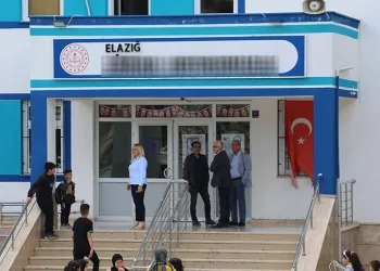 Kopya çekerken yakalanan öğrenci öğretmenini bıçakladı