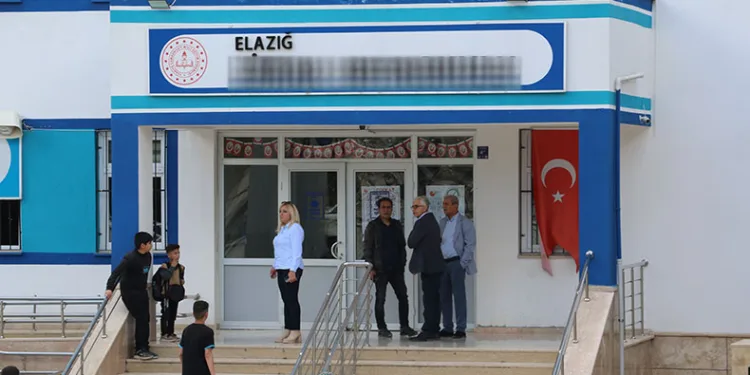 Kopya çekerken yakalanan öğrenci öğretmenini bıçakladı