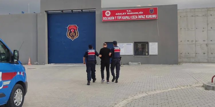 Aranan şahıs saklandığı köyde yakalandı