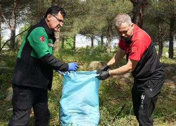 Ormana atılan çöpler tek tek toplandı