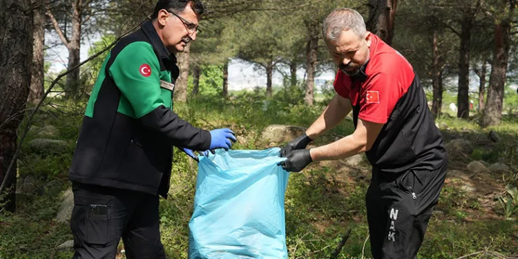 Ormana atılan çöpler tek tek toplandı