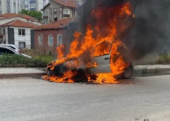 Kontağı çevirdi, otomobili alev aldı