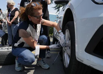 Bakırköy’de kadınlara “lastik değiştirme” dersi