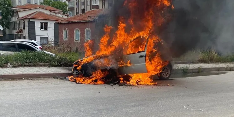 Kontağı çevirdi, otomobili alev aldı