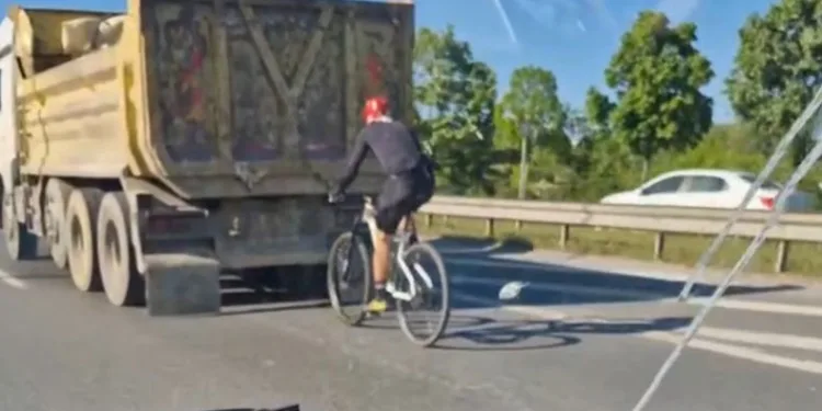İstanbul’da bisikletlinin tehlikeli yolculuğu kamerada