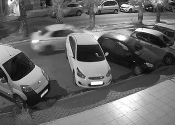 Park halindeki araçlara çarpıp yoluna devam etti