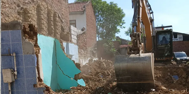 Osmangazi’de metruk bina mesaisi