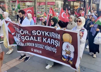 Hekimlerden Gazze için sessiz yürüyüş