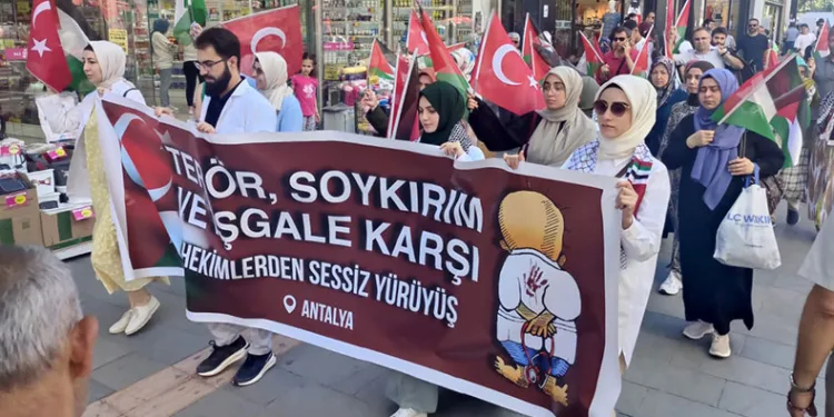 Hekimlerden Gazze için sessiz yürüyüş