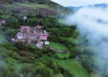 Taş evlerin kartpostallık manzarası