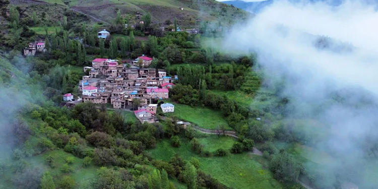 Taş evlerin kartpostallık manzarası