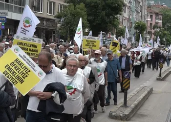 Bursa’da emekliler yürüyüş düzenledi