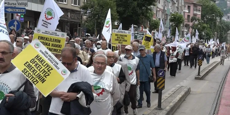 Bursa’da emekliler yürüyüş düzenledi