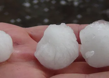 Kars’ı ceviz büyüklüğünde dolu vurdu