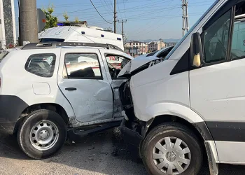 İşçi servisi ile cip çarpıştı