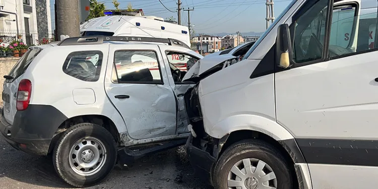 İşçi servisi ile cip çarpıştı