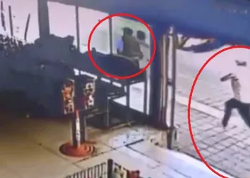 100 dolar bozmasını istedikleri kuyumcuyu darp ettiler