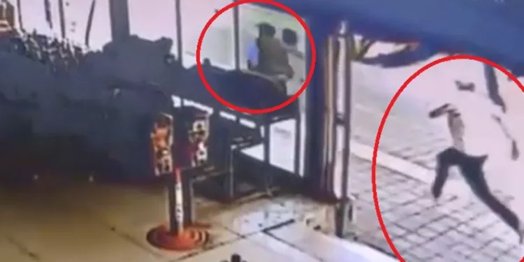100 dolar bozmasını istedikleri kuyumcuyu darp ettiler