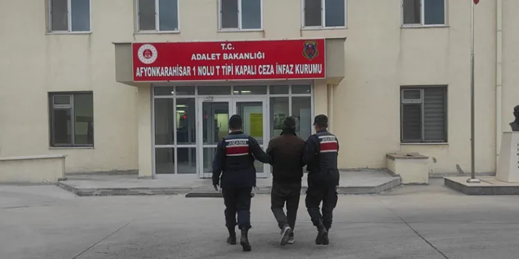 Göçmen kaçakçılığı suçundan aranan şahsı jandarma yakaladı