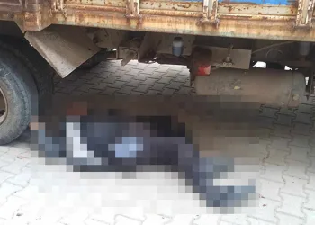 Gediz’de yaşlı adam kamyonetin altında kaldı