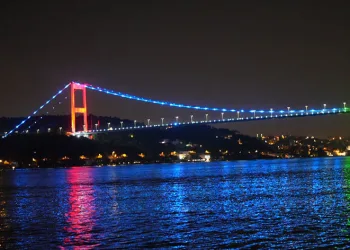 Köprüler Azerbaycan bayrağının renkleriyle aydınlatıldı