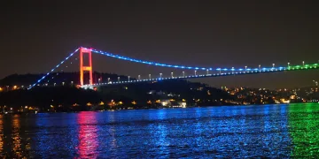 Köprüler Azerbaycan bayrağının renkleriyle aydınlatıldı