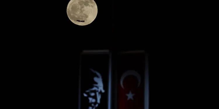 Amanos Dağı semalarında mest eden dolunay görüntüsü