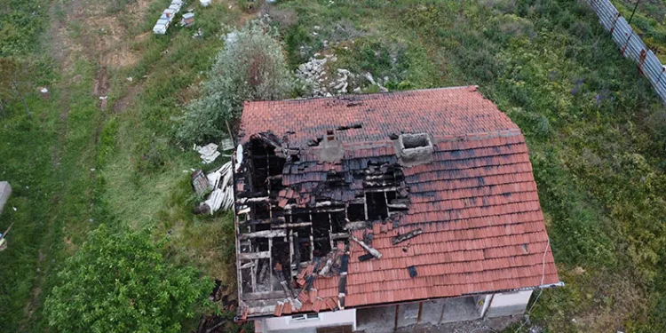 Yaşlı kadının evi yangında küle döndü