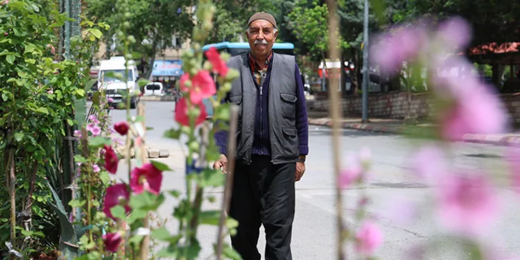 60 yıldır bitki yetiştirip satıyor