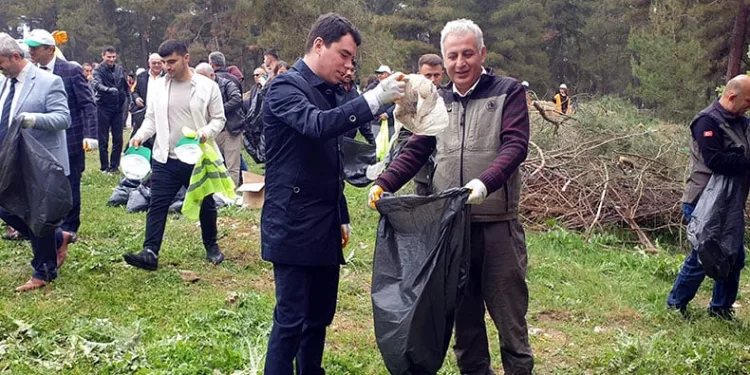 Orhaneli ormanlarında çöpler toplandı