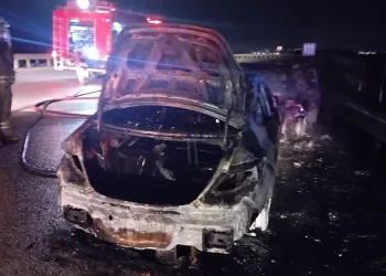 Ters yönde giden otomobil ile ticari taksi çarpışarak alev alev yandı