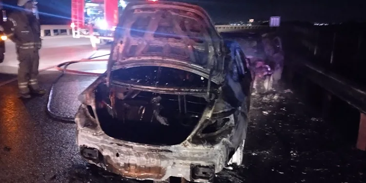 Ters yönde giden otomobil ile ticari taksi çarpışarak alev alev yandı